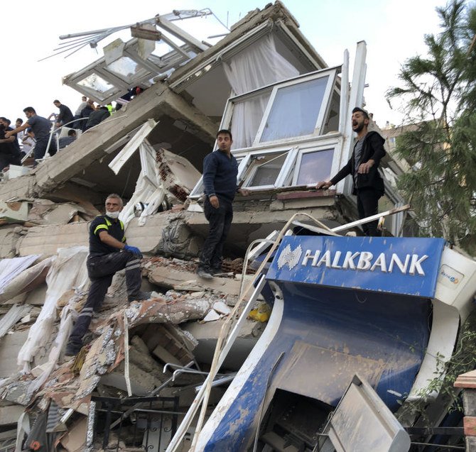 地震でトルコ西部沿岸地方で25人が亡くなり、ギリシャ・サモス島ではティーンの男女2名に崩れた壁で死亡したと当局者は語った。（AP/イスマイール・ゴックメン）