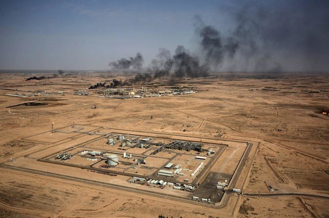 2020年7月15日に撮影されたイラク南部の港湾都市バスラにある油田の空撮写真。 (ファイル/AFP)