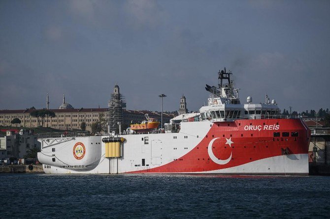 軍艦に護衛されたオルッチ・レイス号は、東地中海での天然ガス採掘を目指すトルコ政府の象徴となっている。(資料/AFP通信)
