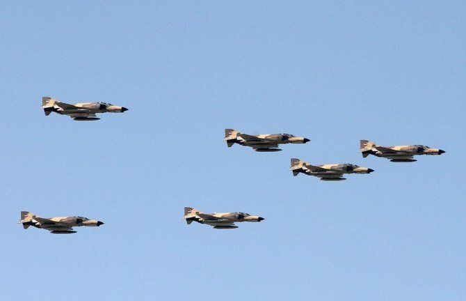 テヘランで行われたパレード中に機動飛行を行うイラン空軍のF-4ファントム戦闘機。2017年4月18日。（AFP資料写真）