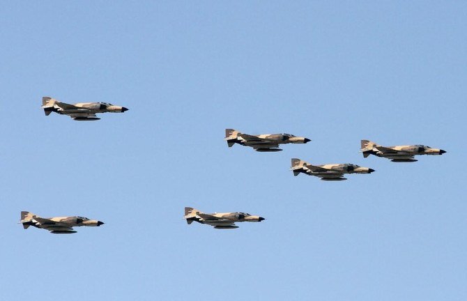 テヘランで行われたパレード中に機動飛行を行うイラン空軍のF-4ファントム戦闘機。2017年4月18日。(AFP資料写真)