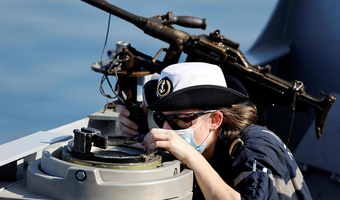 2020年10月26日、地中海での任務中にフランスの軍艦ステルスフリゲート艦ラ・フェイエットの位置を監視するため、フランス海軍の兵士がフェイスマスクを着用している。(AFP)