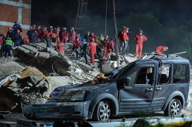 トルコの西海岸とギリシャの一部を襲った強力な地震の後、イズミルで2020年11月1日、倒壊した建物のがれきの中、生存者を捜索する救助隊員。（AFP通信）