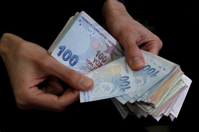 トルコ、イスタンブールのグランドバザールで、商人がトルコリラ紙幣を数えている。（ロイター/資料写真）