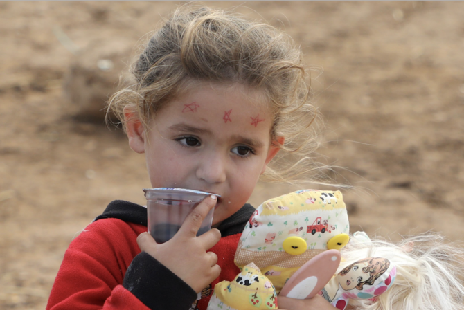 2020年11月6日、ベドウィンのコミュニティの子供が、占領下のヨルダン川西岸地区で回収されたおもちゃにしがみついている。（AFP）
