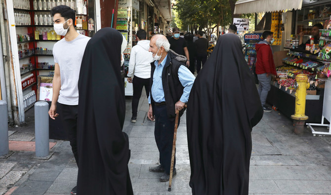 2020年11月5日木曜日、イランのテヘランの商業地区を歩く人々。（AP）