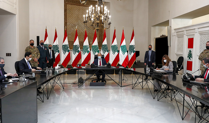 2020年11月10日、首都ベイルートの東、バアブダの大統領官邸で最高防衛評議会の議長を務めるレバノンのミシェル・アウン大統領（中央）。（AFP通信）
