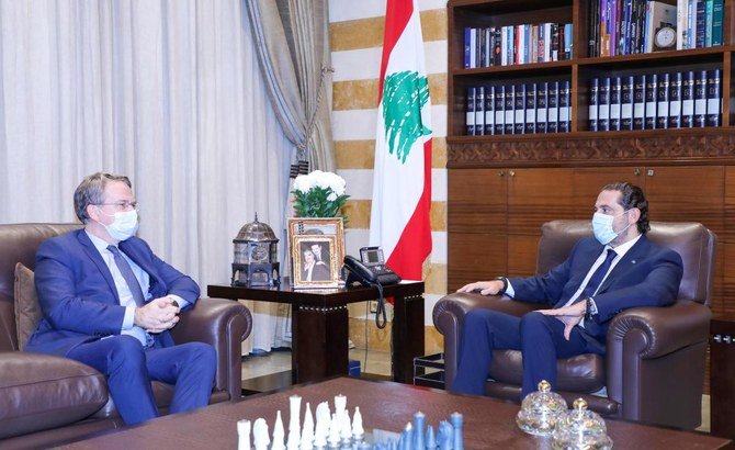 サード・ハリリ次期首相（右）は、首都ベイルートで、エマニュエル・マクロン仏大統領の補佐官パトリック・ダレル氏（右）と会談する。（AFP）