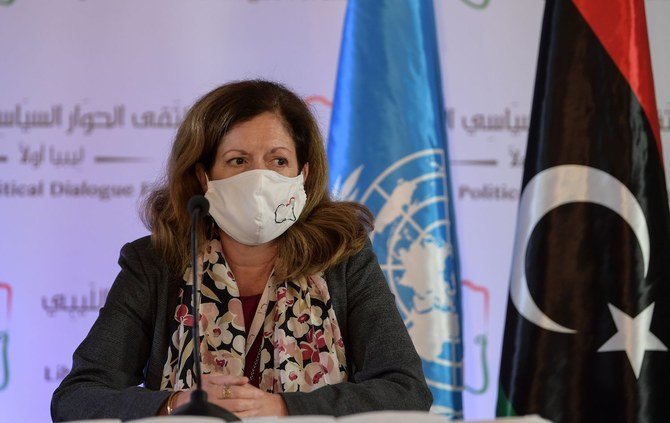 2020年11月11日、リビア紛争に関する2日間の会談の後、チュニジアの首都チュニスで記者会見を行う前にマスクを着用するステファニー・ウィリアムズ国連リビア特使代行。（AFP）
