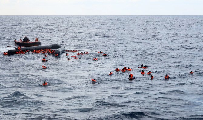 リビアを出国し、ヨーロッパの土を踏もうと地中海で乗員過多のゴムボートに乗った後、難民と移住者はスペインのNGOであるプロアクティバオープンアームズのメンバーによって救助される。2020年、11月11日。(AP)