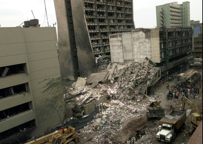 1998年8月8日に撮影されたこの資料写真には、ケニアとタンザニアのダルエスサラームで爆弾テロが起きた翌日の、ケニアのナイロビのダウンタウンにある米国大使館（左）とその他の被害を受けた建物が写っている。（AP写真/Dave Caulkin, 資料写真）