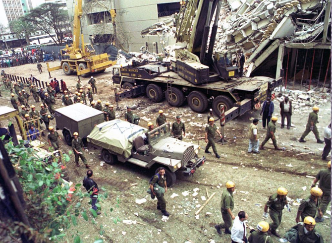 1998年8月9日に撮影されたこの資料写真の中で、イスラエル兵らが、ナイロビの米国大使館に隣接するUfundi Houseの残骸がある所に重機を持ち込んでいる。米国とイスラエルは今年、協力し、イラン国内でアルカイダ幹部アブ・ムハンマド・アルマスリを追跡し、殺害した。（AP写真/Sayyid Azim, 資料写真）
