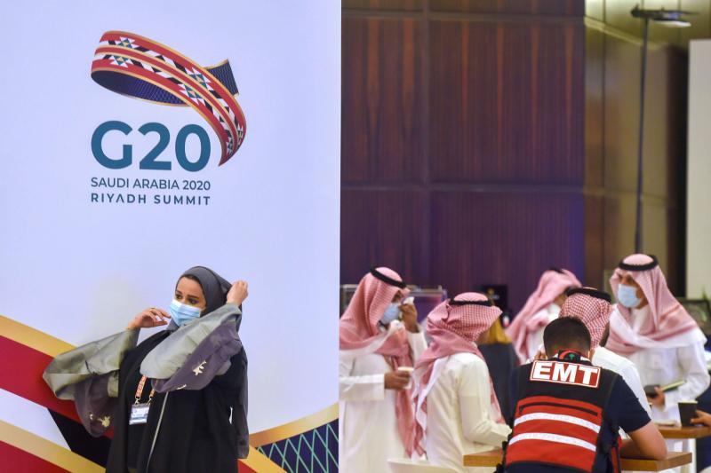2020年11月18日、サウジアラビアのリヤドで、主催者側の人々が2020年G20リヤド・サミットの準備をしている。（AFP）