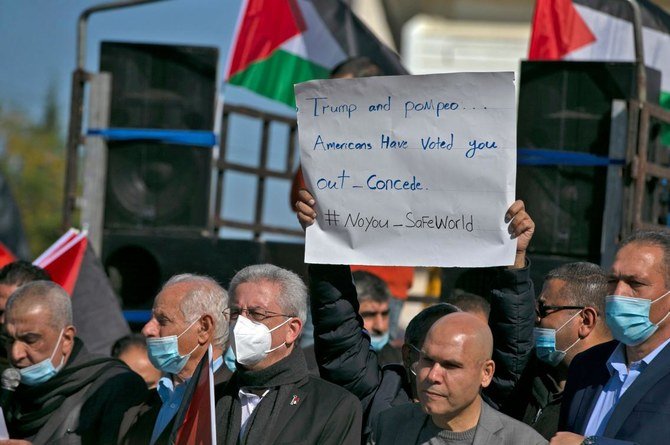 アルビレ市に建設されたイスラエル人入植地プサゴットを訪れた米国務長官に反対してデモを行うパレスチナ人。占領下のヨルダン川西岸にて。2020年11月18日(AFP)