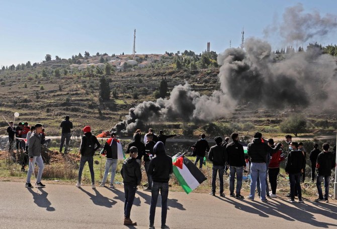 アルビレ市に建設されたイスラエル人入植地プサゴットを訪れた米国務長官に反対してデモを行うパレスチナ人。占領下のヨルダン川西岸にて。2020年11月18日(AFP)