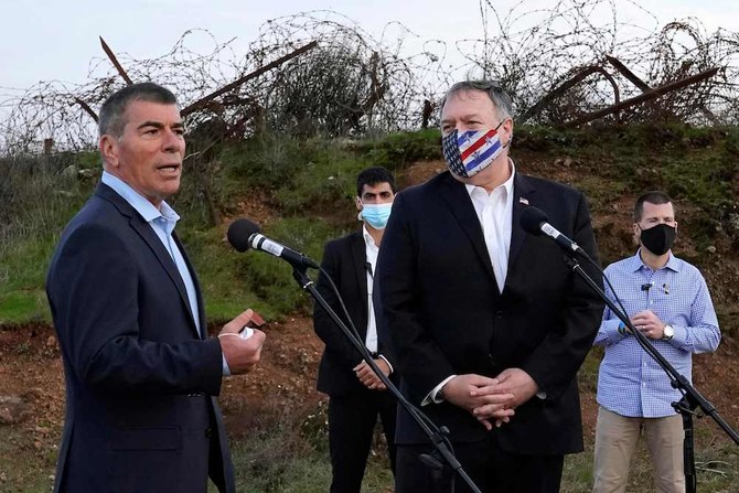 イスラエルが併合したゴラン高原のベンタル山に関する安全保障のブリーフィング後、マイク・ポンペオ米国務長官と会話を交わすイスラエルのガビ・アシュケナージ外相(左)。(AFP)
