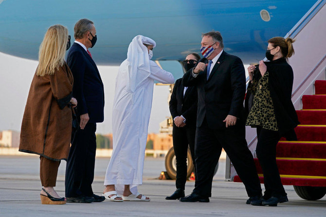 アル・バティーン・エグゼクティブ空港で2020年11月20日、米国のマイク・ポンペオ国務長官（中央右）、スーザン夫人（右）と肘タッチを交わして挨拶するアラブ首長国連邦（UAE）のシハブ・アルファヒーム儀典長。左にいるのは駐UAE米国大使のジョン・ラコルタ氏とテリー夫人。（AFP / POOL、パトリック・セマンスキー）