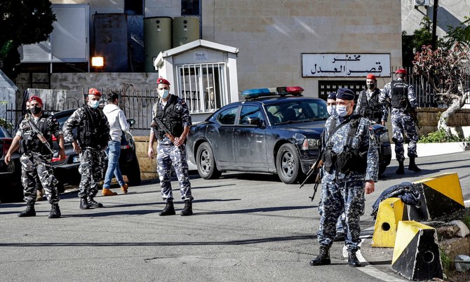 2020年11月21日、レバノンの首都ベイルートの東に位置するバーブラの受刑者たちが脱獄した拘置所の外で、警察官たちが見張りをしている。（AFP）