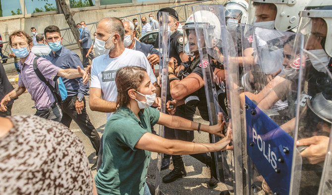 イスタンブールでクルド国民民主主義党（HDP）が主催した先日の抗議行動にて衝突するデモ隊とトルコの機動隊。(提供/AFP)