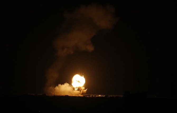 2020年11月22日の夜明け前、ガザ地区南部のハーン・ユーニスの町をイスラエルが空爆後、炎が見える。（AFP通信）