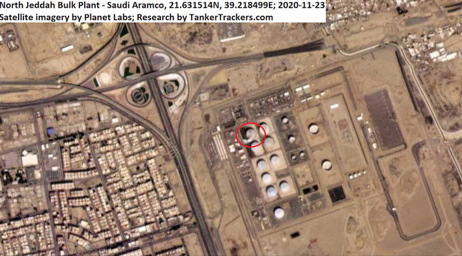 2020年11月23日月曜日、TankerTrackers.comによって注釈が付けられたPlanet Labs Inc.の衛星画像によって確認された、サウジアラビアのジェッダにあるサウジアラムコの施設の損傷したタンクと地面に残った消火の跡。（AP）
