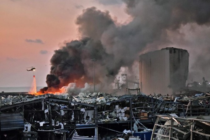 2020年8月4日、レバノンの首都ベイルートの港で起きた爆発事故の現場で消火活動を行うヘリコプター。（AFP通信）