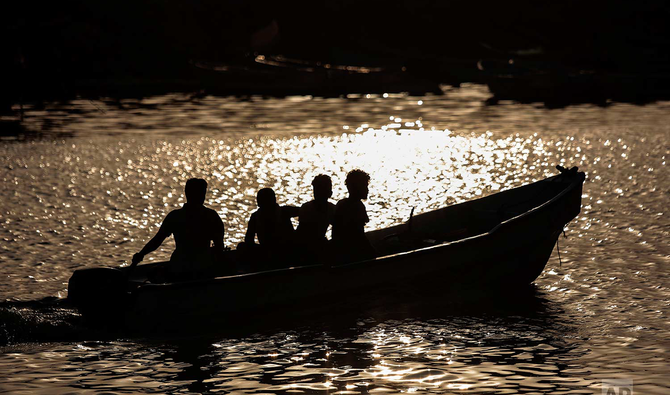 イエメン、フダイダ県の漁港付近に日が沈む頃、漁師たちが漁に出るために海に向かう。（AP通信／資料）