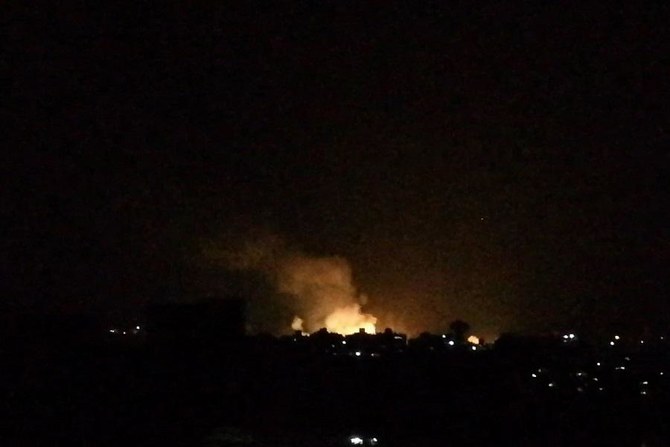 AFP の動画からとった画像に、2019年7月1日夜半に報告されたイスラエルの空爆に続いて、シリアの首都ダマスカス近郊で建物の上空に煙がもうもうと渦巻いているような様子が写る。（ファイル/AFP）