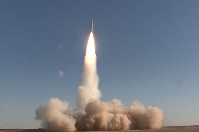 先月の防空演習中に発射されるイランのミサイル。（AFP）