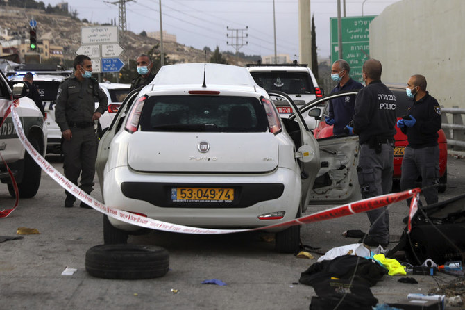 自動車による体当たり攻撃があったと言うエルサレム近くのヨルダン川西岸検問所で現場を検査するイスラエル警察。2020年11月25日水曜撮影。検問所で兵士に車をぶつけようとしたと警察が言うパレスチナ人運転手にイスラエル軍が発砲し、死亡させた。（AP）