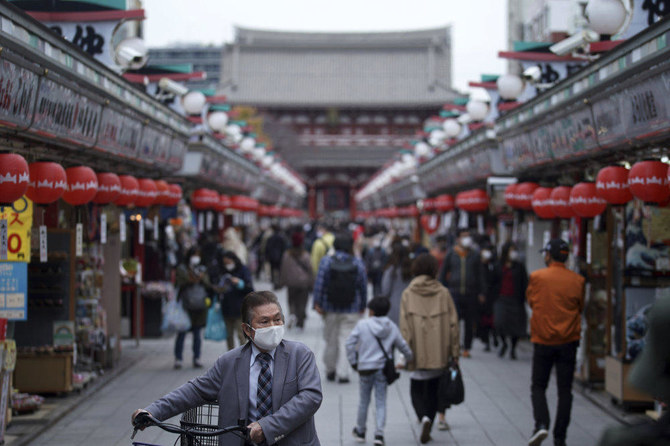 2020年11月24日、東京の浅草の商店街を歩いている人々は、マスクを着用し、コロナウイルスの感染拡大防止に努めている。火曜日、東京では、180名以上の新規感染者確認を公表した。（写真：ユージン・ホシコ/AP）