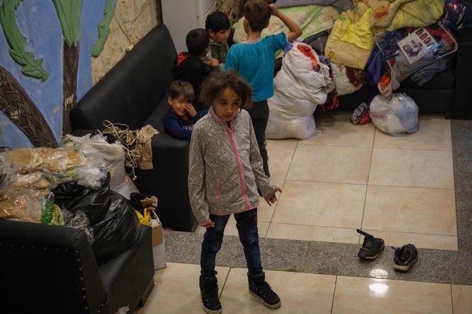 シリア人による殺人とされる事件がきっかけで、レバノンの町ブシャレから強制的に追い出されたシリア難民は、2020年11月26日、レバノンのトリポリで避難場所を見つけた。（AFP通信）