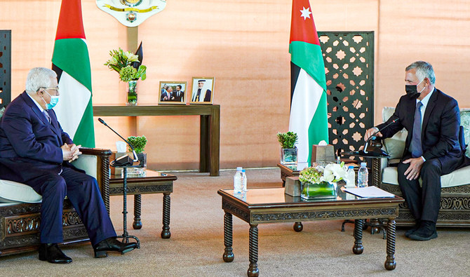 2020年11月29日にヨルダン王室が発表した写真。ヨルダン国王アブドゥラ2世（右）が首都アンマンでパレスチナのマフムード・アッバス大統領（左）を出迎えている。両者はパレスチナの大義に関する成り行きを議論するために会談する。（AFP）