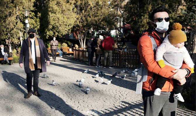 コロナウイルスが蔓延する中、感染を防ぐため、マスクを着用しながら、公園を訪れる人々。2020年11月27日(金)、アンカラ、トルコ。(AP)