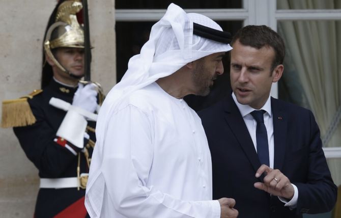 パリのエリゼ宮で、ムハンマド・ビン・ザイード・アブダビ皇太子と話しながら身振りを示すエマニュエル・マクロン仏大統領。 (File/AFP)