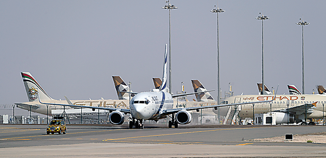 試行の一環として、エティハド航空を利用する選ばれた乗客に対し、アブダビ国際空港へ到着する最適な時間を知らせることで、乗客の到着をずらして密集状態を緩和する。(AFP)