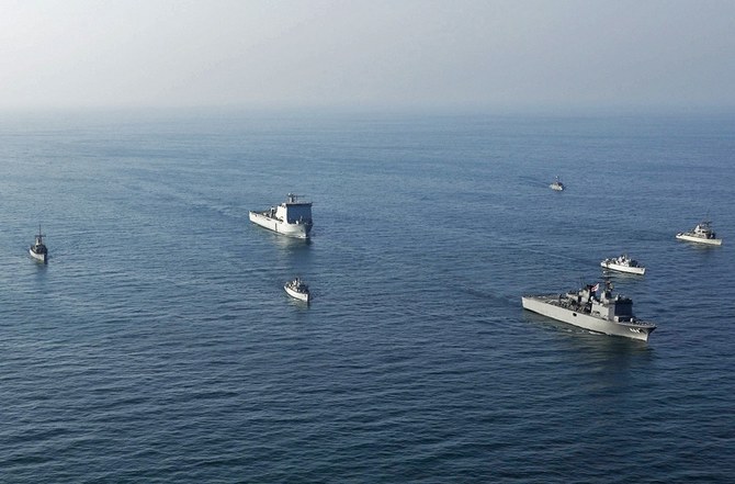 カタールの沿岸警備隊の船3隻が、11月25日（水）に海事訓練から戻ってくるバーレーンの沿岸警備隊の船2隻を差し止めた。（ファイル/AFP）