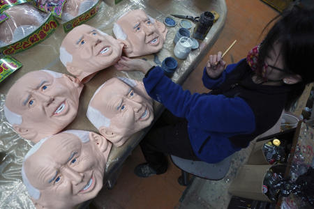 埼玉県のオガワスタジオで次期大統領のジョー・バイデン氏を模したラバーマスクに詳細を加える従業員。（AP）