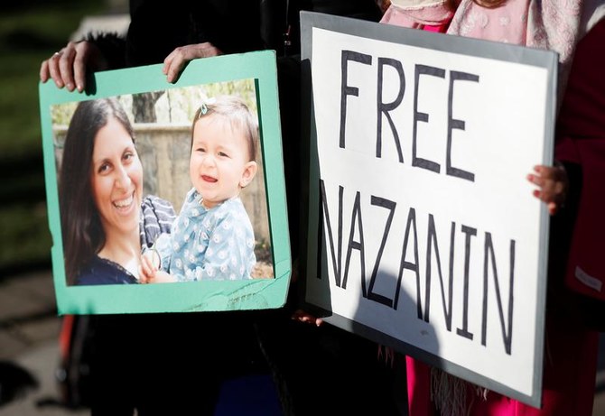 イランで拘束されたイラン系イギリス人の子持ちの母、ナザニン・ザガリラトクリフさん支援のためのイギリス・ロンドンでの行進に先立ち、プラカードを持つデモ参加者（ファイル/ロイター）