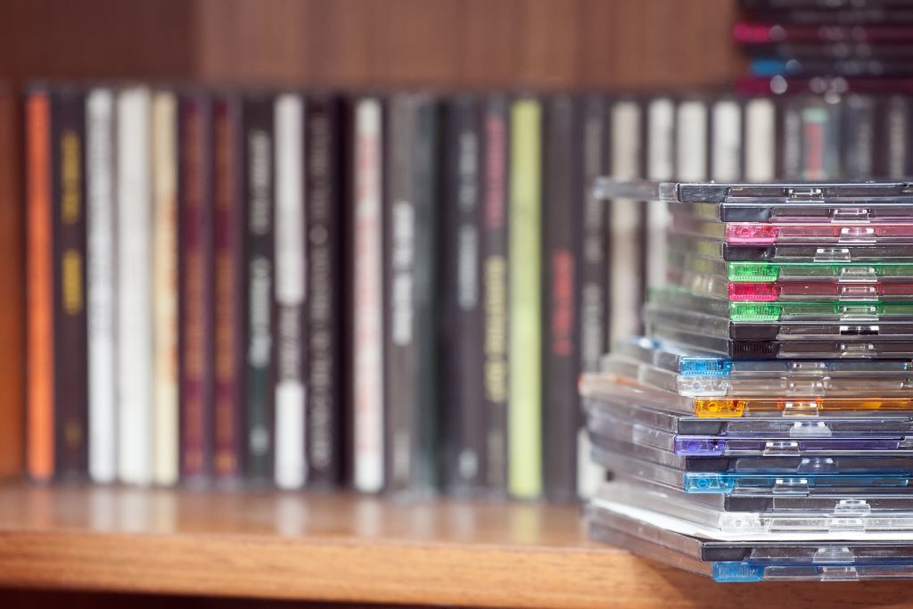 過去 10 年間の売り上げが徐々に減少しているにもかかわらず、日本ではCD がいまだ最も普及している音楽フォーマットであり、昨年の録音音楽の売り上げの 70 パーセントを占めている。シャッターストック (Shutterstock)