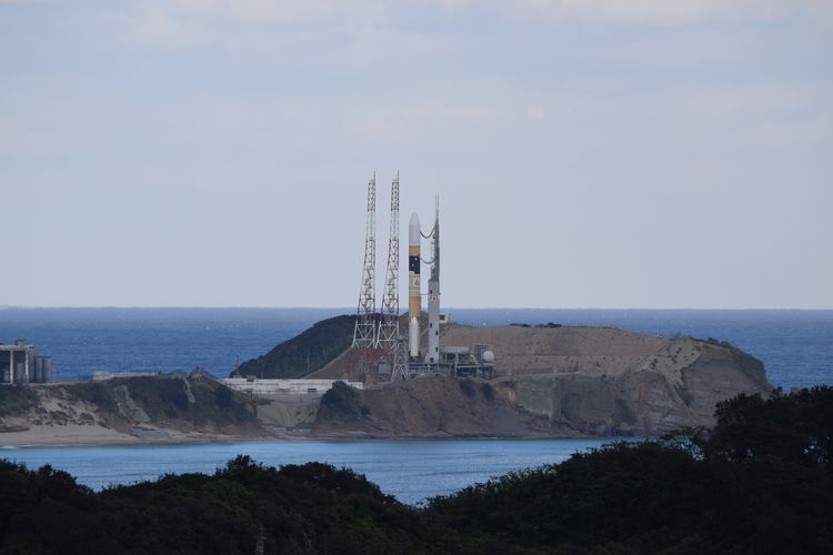 常に日本の上空にあるため、データを地上に送る時間を増やすことができる。(Twitter/@MHI_LS)