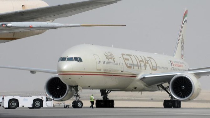 2012年9月19日、アブダビ国際空港で、航空整備士がエティハド航空の航空機の付近を歩く。（ロイター通信）