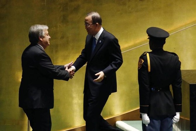 次期事務総長に指名され、米国ニューヨークの国連総会で演説後、潘基文国連事務総長に挨拶する、ポルトガルのアントニオ・グテーレス（左）、米国ニューヨーク、2016年10月13日。(ロイター)