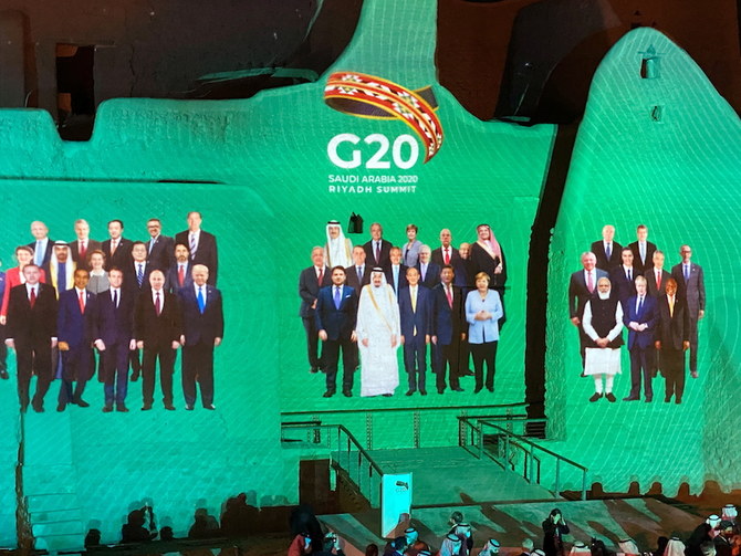 ツライフにあるサルワ宮殿に映し出された毎年開催されるG20首脳国会議の「家族写真」。(ロイター)