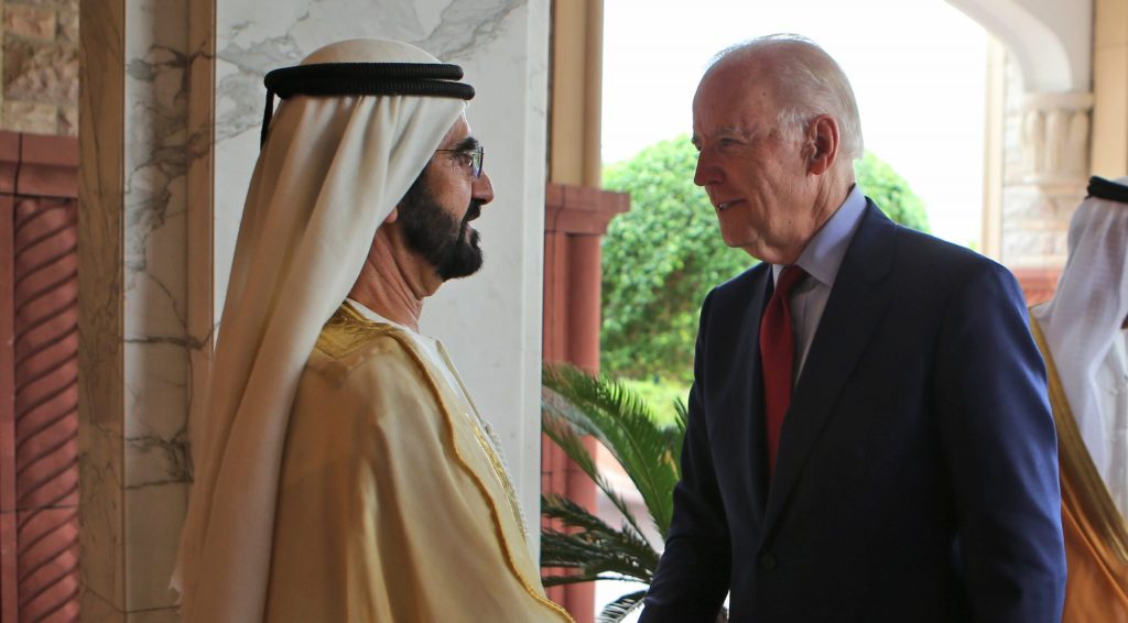 アラブ首長国連邦のドバイにいるジョー・バイデン米副大統領とシェイク・ムハンマド・ビン・ラシド・アル・マクトム首長。（2016年3月8日撮影、APの写真）