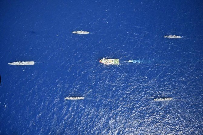2020年8月10日、地中海での炭化水素探査に向かう地震調査船オルク・レイス(入)が、トルコ海軍の船に護衛されている。(トルコ国防省、AFP経由)