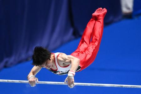 日本の内村航平選手、2020年11月8日、東京開催のフレンドシップ・アンド・ソリダリティ・コンペティション（友情と絆の大会）で鉄棒の演技を行う。（AFP）