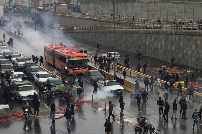 2019年11月16日、イランのテヘラン市内の幹線道路上で、ガソリン価格の高騰に対して人々が抗議する。（ロイター）