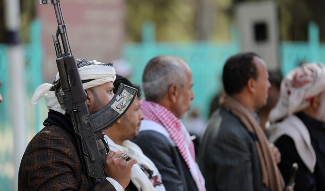 政府軍に対峙する前線のフーシ派戦士に寄付された服を送るため開催されたセレモニーに出席する際、フーシ派支援者はライフルを抱えた。イエメン・サナア、2020年11月24日（ロイター）