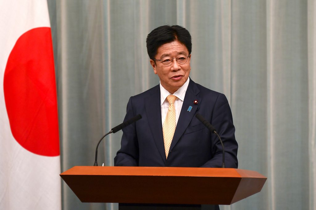 加藤勝信は水曜日、日本政府が懸念をもって中国ウイグル地区の人権状況を注視していると話した。(AFP)